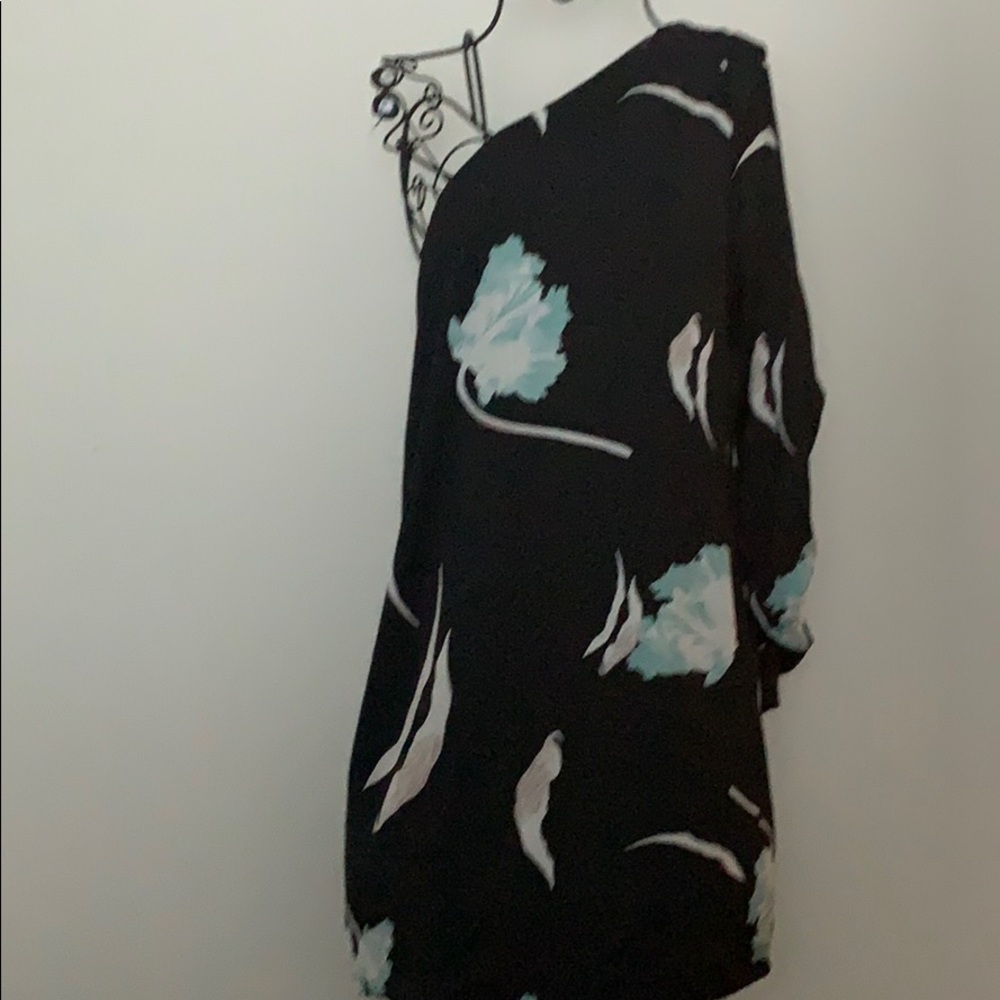 One sleeve beautiful flower print dress.